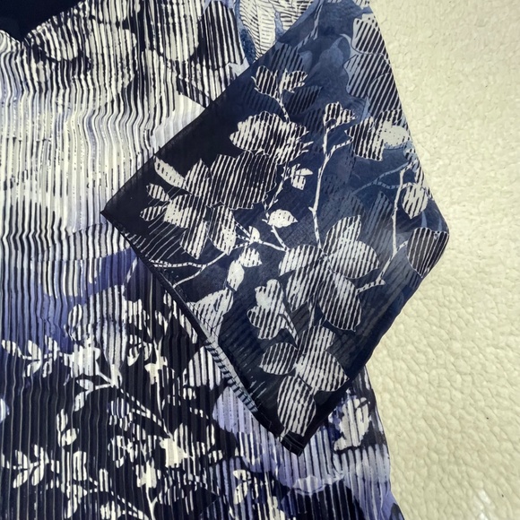 NWT Women’s Cj Banks 3/4 sleeve,  Blue/Black/Gray Floral, 1X Top - Picture 5 of 15